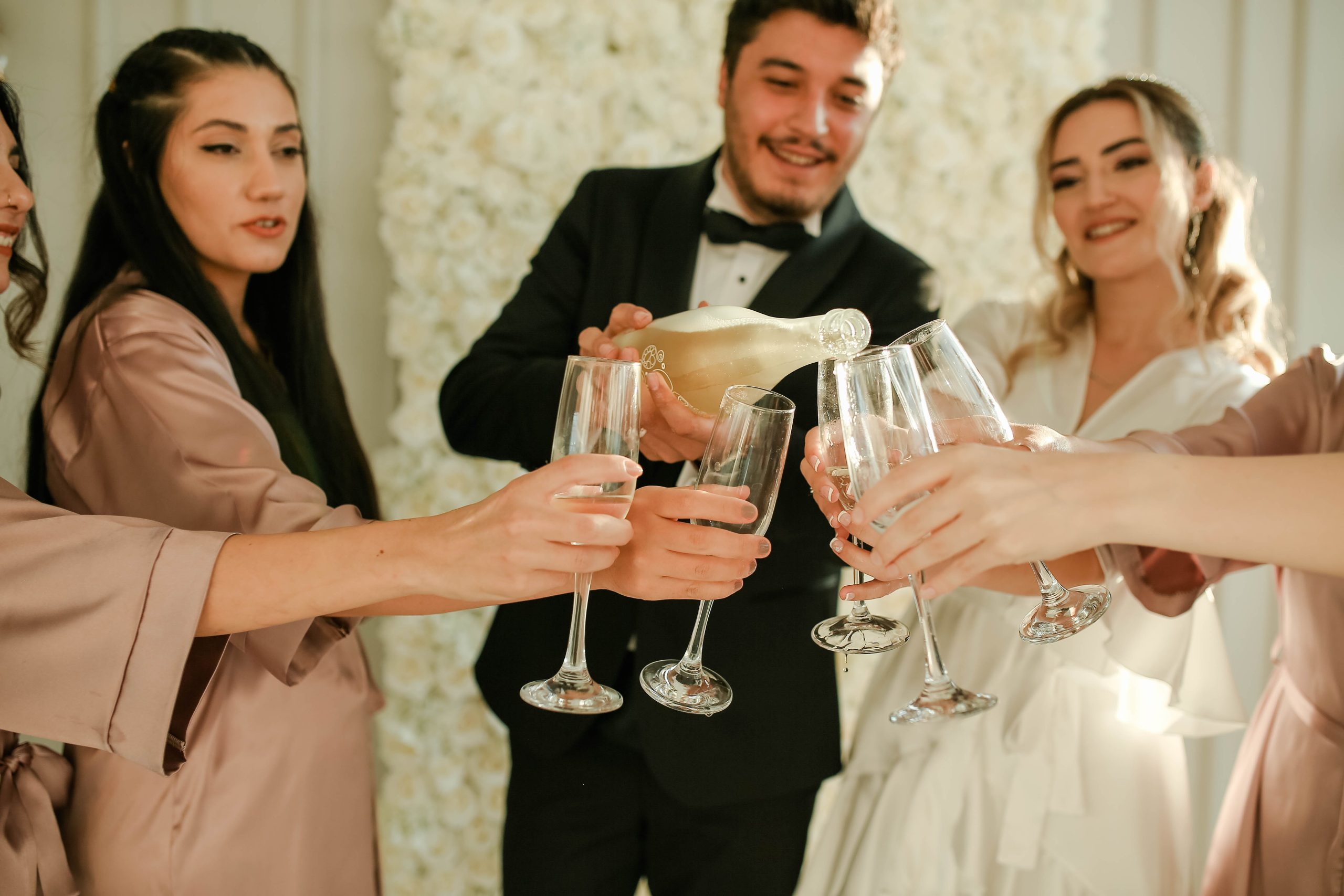 Alkohol a tradycja weselna – Jak pogodzić te dwie kwestie?